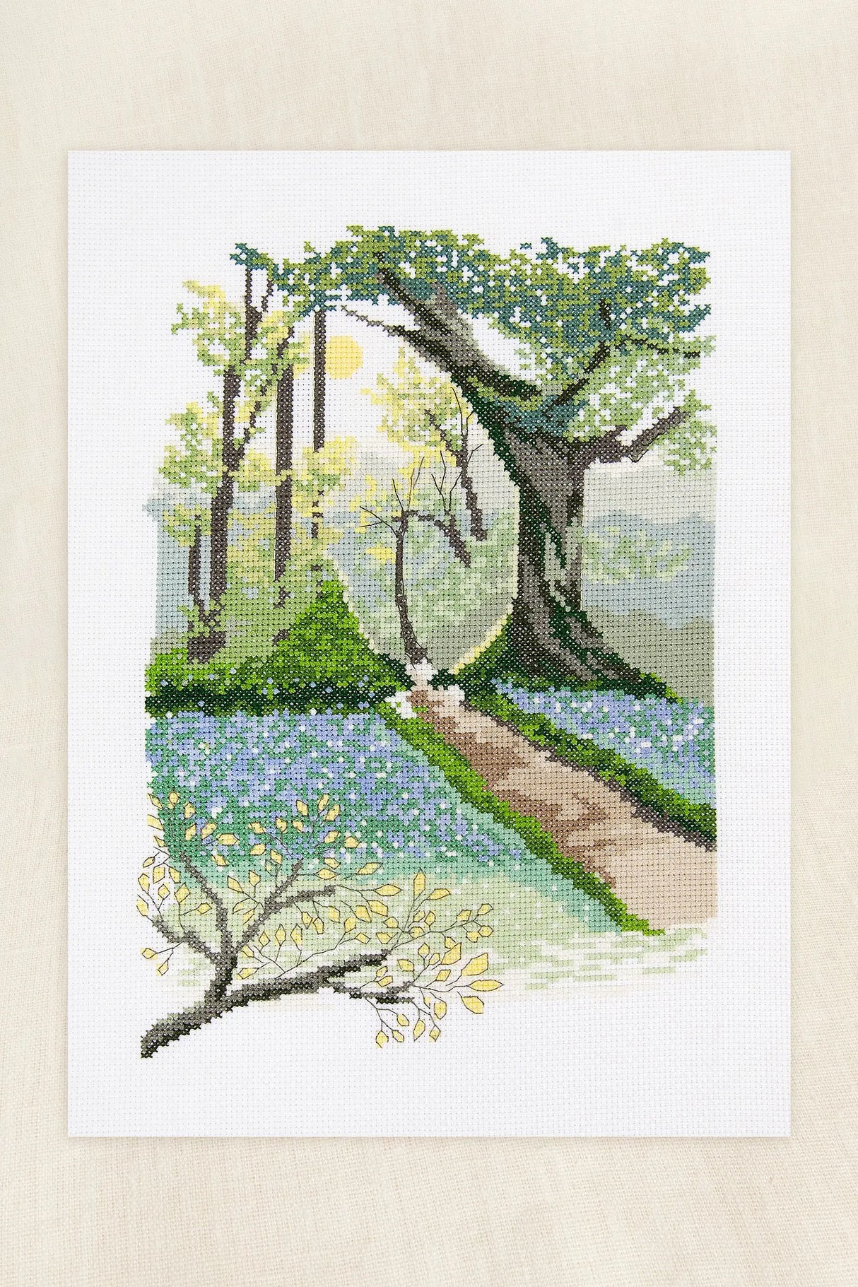 Kit de punto de cruz DMC Intermedio Paisaje primaveral con diseño de bosque en primavera de Marie-Dominique Procureur