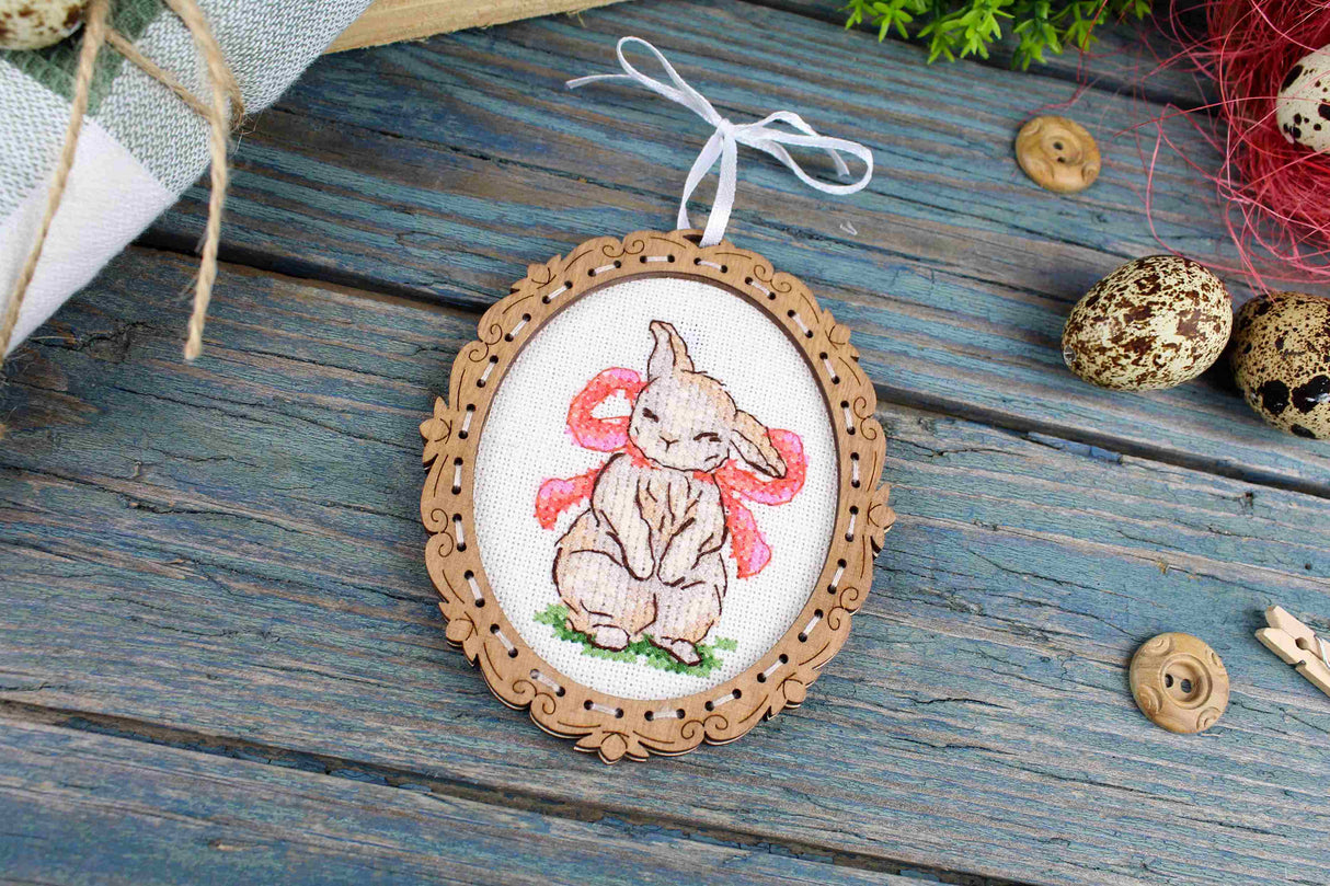 Miniature – Lapin avec nœud – Broderie sur socle en bois MP Studia SO-128