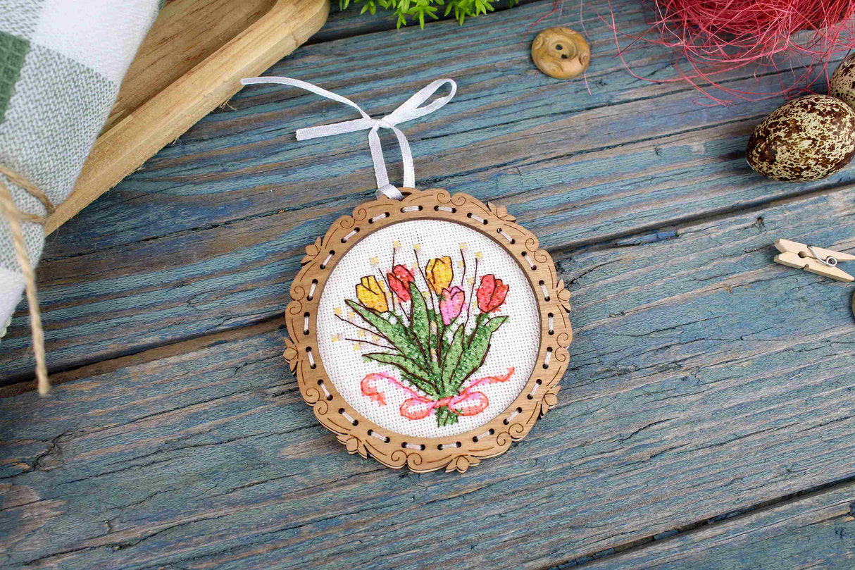 Miniature – Bouquet de tulipes – Broderie sur socle en bois MP Studia SO-138