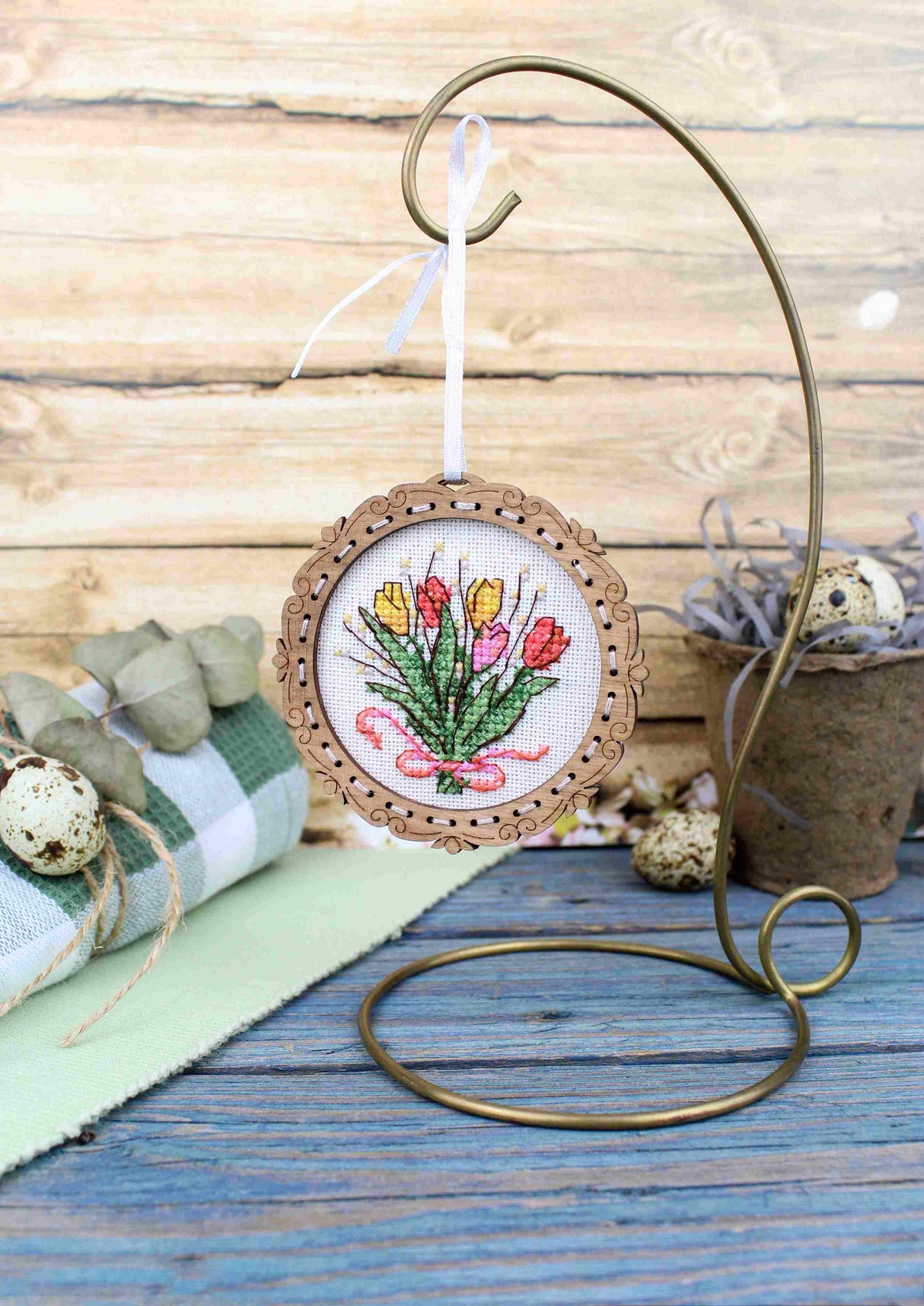 Miniature – Bouquet de tulipes – Broderie sur socle en bois MP Studia SO-138