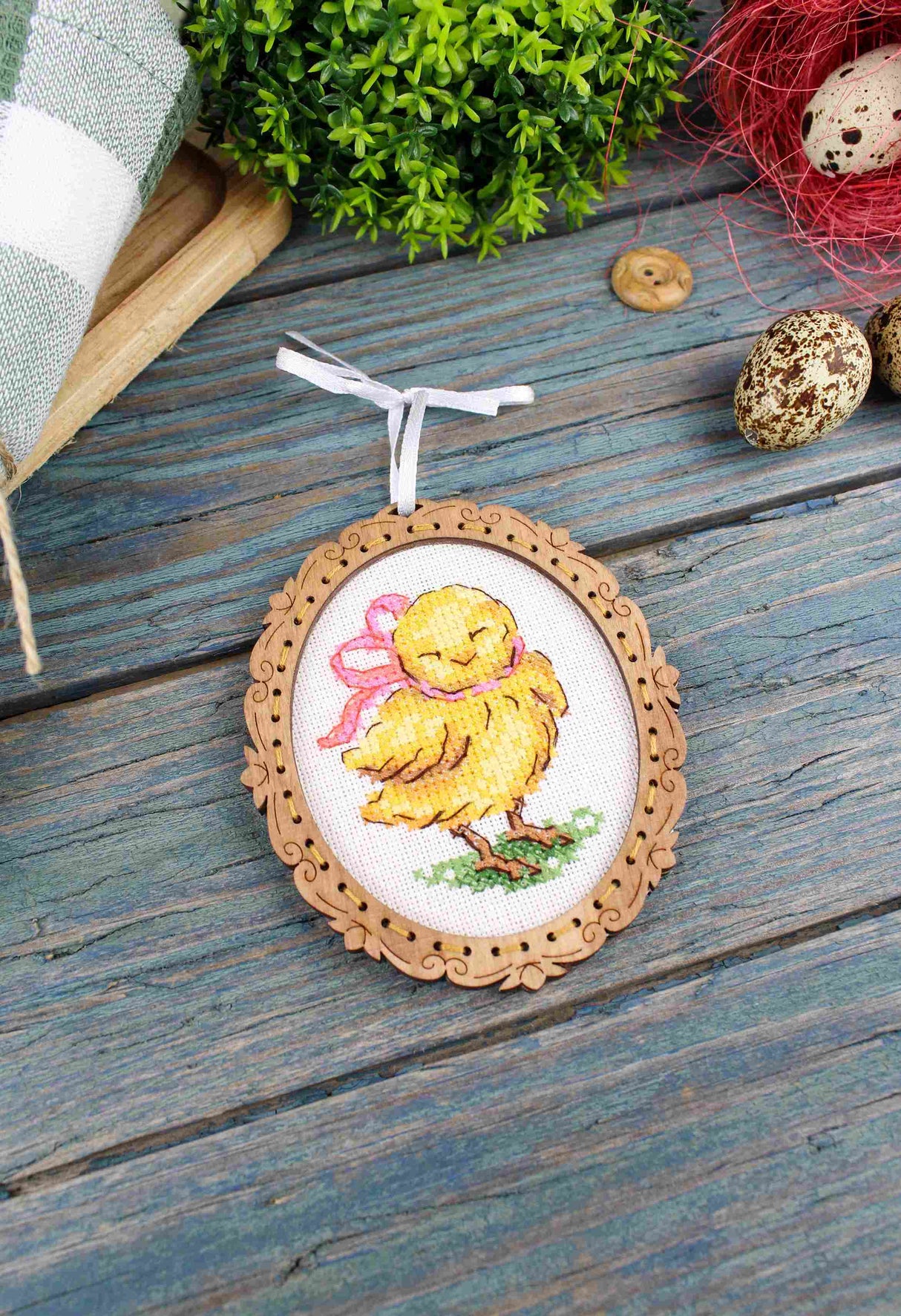 Miniature – Poussin avec nœud – Broderie sur socle en bois MP Studia SO-127